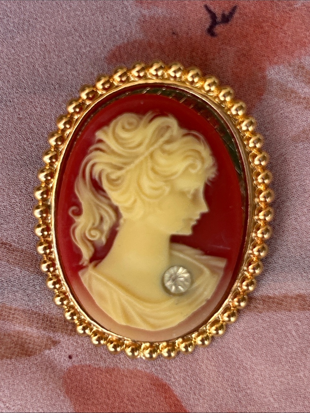 Vintage Red and Cream Cameo Brooch with Gold Frame - Picture 3 of 5